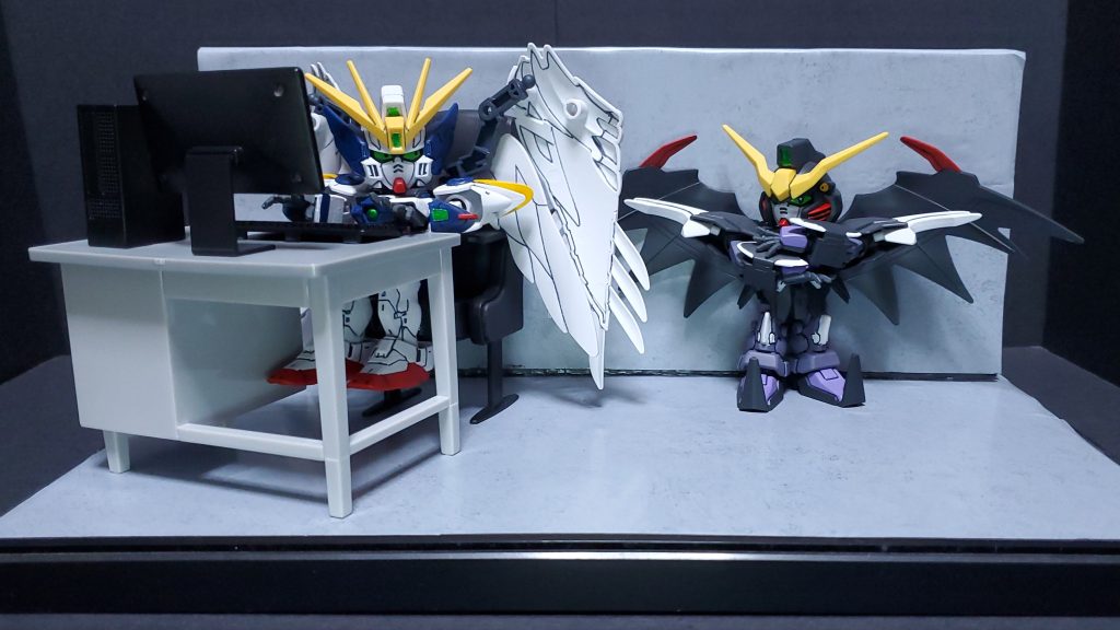 ご存知新機動戦記ガンダムW エンドレスワルツでの一幕です。SDEXスタンダード ウイングガンダムゼロ(EW)とガンダムデスサイズヘル(EW)を改造して製作しています。