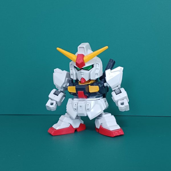 SDのスーパーガンダム の続きです。胸パーツ→肩にボールジョイントを入れて腰を1mm延長してみました。足パーツ→股にボールジョイントを入れました。最後の画像は比較用で、上がキットそのまま、下が私が少しいじったやつです。（1枚目）