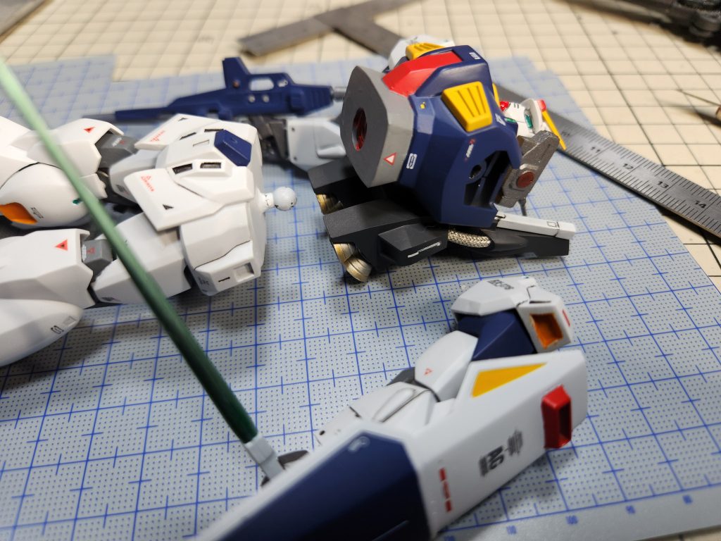 後ハメ加工も兼ねて、腰と上半身を切断し、ボールジョイントを取り付け。肩と首部にもポリキャップを着けました。