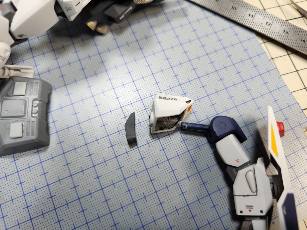 肩の後ハメ加工はこんな感じです。腕部のスジ彫り部分が外れて肘を後ハメ出来るようにしてます。