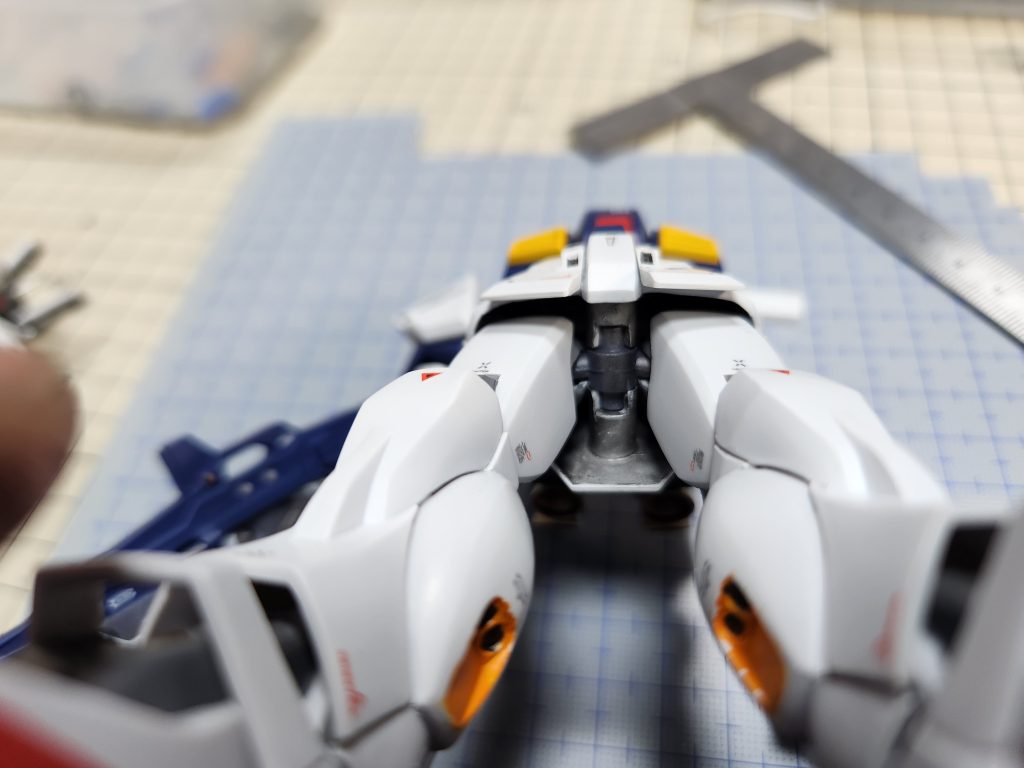 股関節は軸受けをC字にカットして後ハメです。膝と足首は内側のふくらはぎ部を切り取って後ハメです。とにかく旧キットは後ハメ加工に悩みますね。