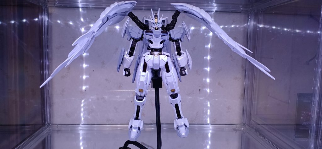 塗装レシピ内部フレーム:セミグロスブラックアンテナのゴールド部分:ブルーゴールド成型色がイエローの所:ブライトゴールドグレー:グレーサフホワイト:シルバーサフ、EXホワイト×2、クリアにパール粉を混ぜたもの