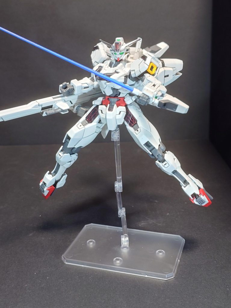 ヴァリアブルロッドライフル+ビームサーベル構えキャリバーンもエアリアル同様ポーズも決めやすくいい感じに撮影できました。全身が白で黄色や赤が少しある感じはユニコーンもそうですが相性がよく感じて虹色のキャリバーンよりもこちらのが好みだったりします。 ご覧いただきありがとうございました。