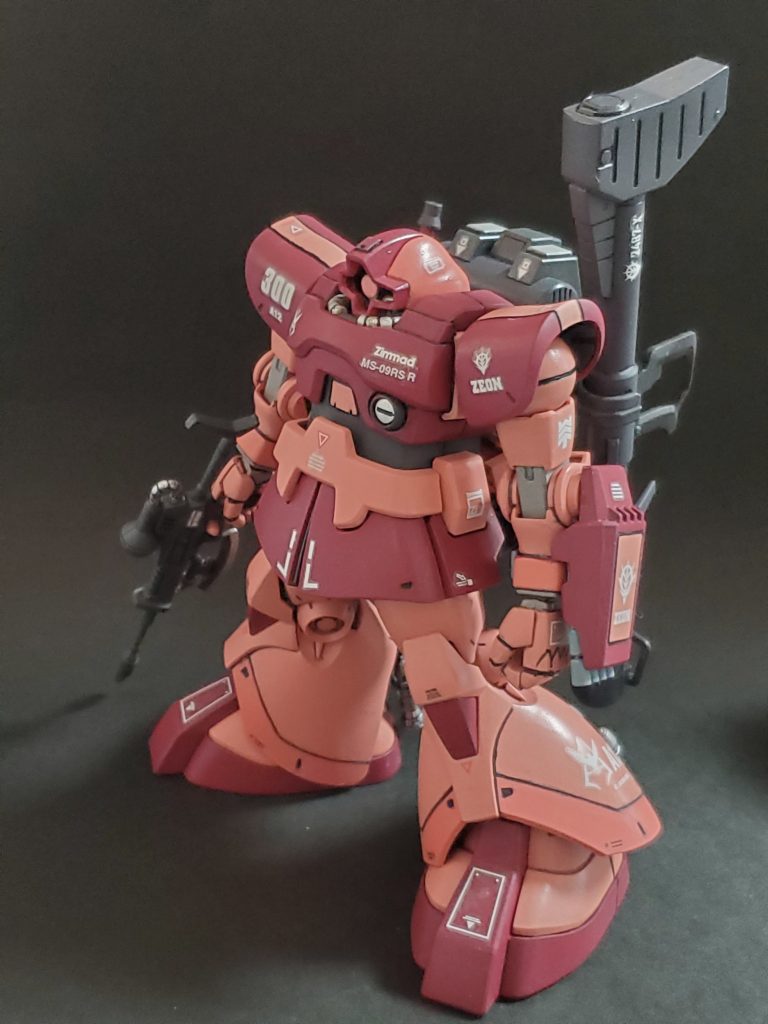 今回は2024年の集大成？となる機体としてシャア専用リック・ドムを妄想たっぷりの高機動型に仕上げてみました～😆🎵シャアドムは、たくさんの方が作られているので、被らないようにと独自性を模索した結果このような形になりました🤭✨①カラーリング素のままのカラーではインパクトに欠けるので、Twilight AxisのザクⅢやフル・フロンタルのギラ・ドーガのカラーイメージで塗装しました🖌️✨シャアレッドとシャアピンクを基本とした、いわゆるシャアザクカラーです👍️ちなみに配色が一発では決まらず、上半身は何度か塗り直しました🤭💦②装備脳内設定ではビーム兵器を安定ドライブさせるためにゲルググからジェネレーター等を移植した❗となっているので、装備はゲルググから頂きました😋バックパックは温存している未開封のジョニーゲルから略奪です👍️