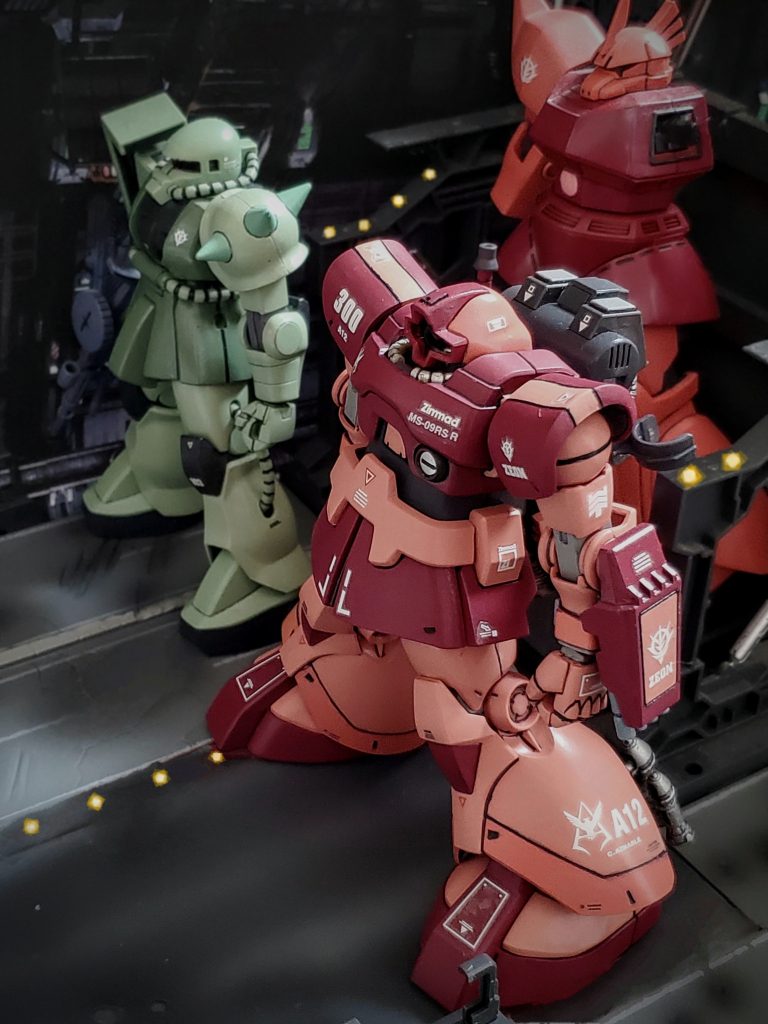 終戦協定により連邦政府に引き渡されるミネバ・ザビを亡き者にしようと狙うジャミトフ・ハイマン❗もはやザビ家への遺恨のないシャア大佐は、新しき時代のため幼きミネバのサイド3からの脱出計画を画策する😎✨ミネバの護衛を務めるシン・マツナガ大尉に、隠密行動によるアクシズへの脱出計画を打電✉️✨そして、シャア大佐は出迎えのため合流ポイントである暗礁宙域へ向かうのであった⭐💨合流ポイントへ向かうザンジバル級MSハンガーには、改修、調整が完了したMS-09RSR『リック・ドム高機動型』が佇んでいた…😔✨この機体は一年戦争時、シャア大佐に配備されが、大佐の技量に対し機体バランス等に問題がありグラナダにて保管されていたのである😔そして終戦後、大佐専属のMSエンジニア『アルレット・アルマージュ』の手により、ビーム兵器ドライブの向上、機体バランス、機動性アップを果たし、大佐に相応しいハイスペックな機体に仕上がったのである😎✨