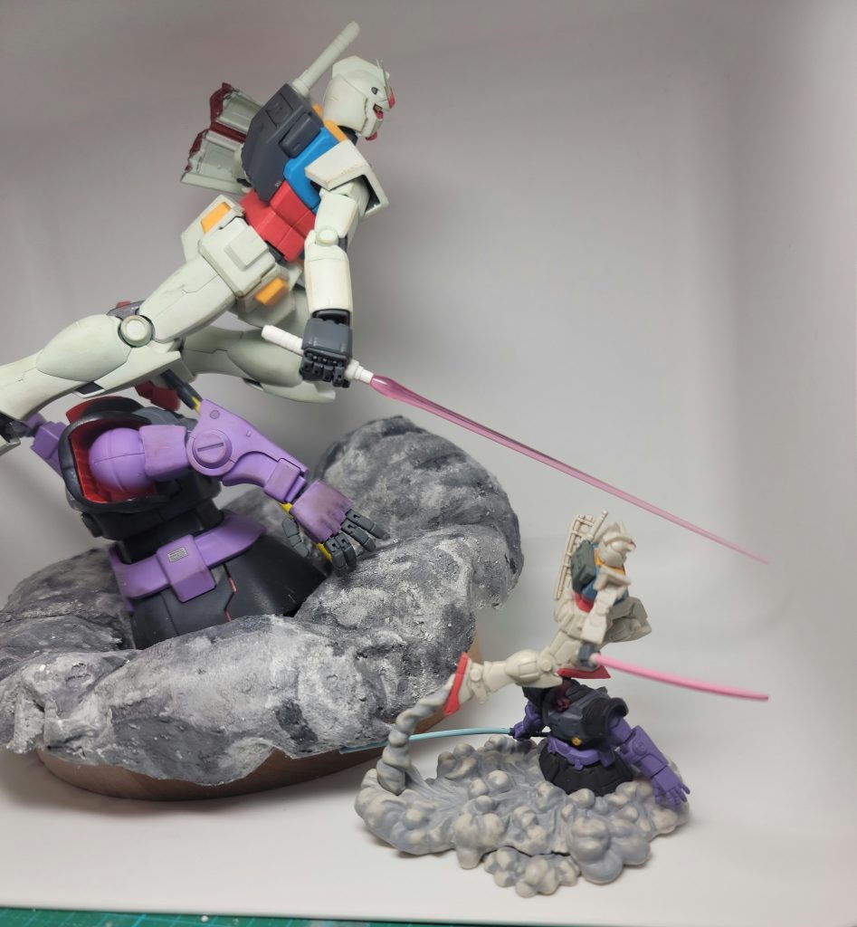 元にした食玩フィギュアと共に本当は煙はこれまんまで作りたかったんですが、ムズすぎて…このフィギュアを発見できたおかげで上半身ドムも、小さい頃に作ったガンダムも活かせたので満足です!ここまで見ていただきありがとうございました!!