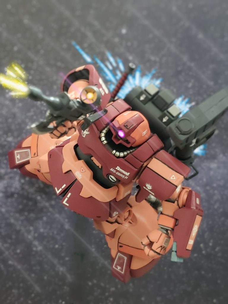 シャア大佐は一気にバーニアペダルを踏み込み戦闘エリアに接近する～👊✨改修前では安定性が得られなかったリック・ドムだったが、アルレットの改修によりスピード、ハンドリングが自らの技量に見事に答えてくれる🎵大佐は笑みをこぼしながら『この機体ならヤツに勝てそうだ…😎』と呟きながら高速機動からビームライフルのトリガーを引く‼️