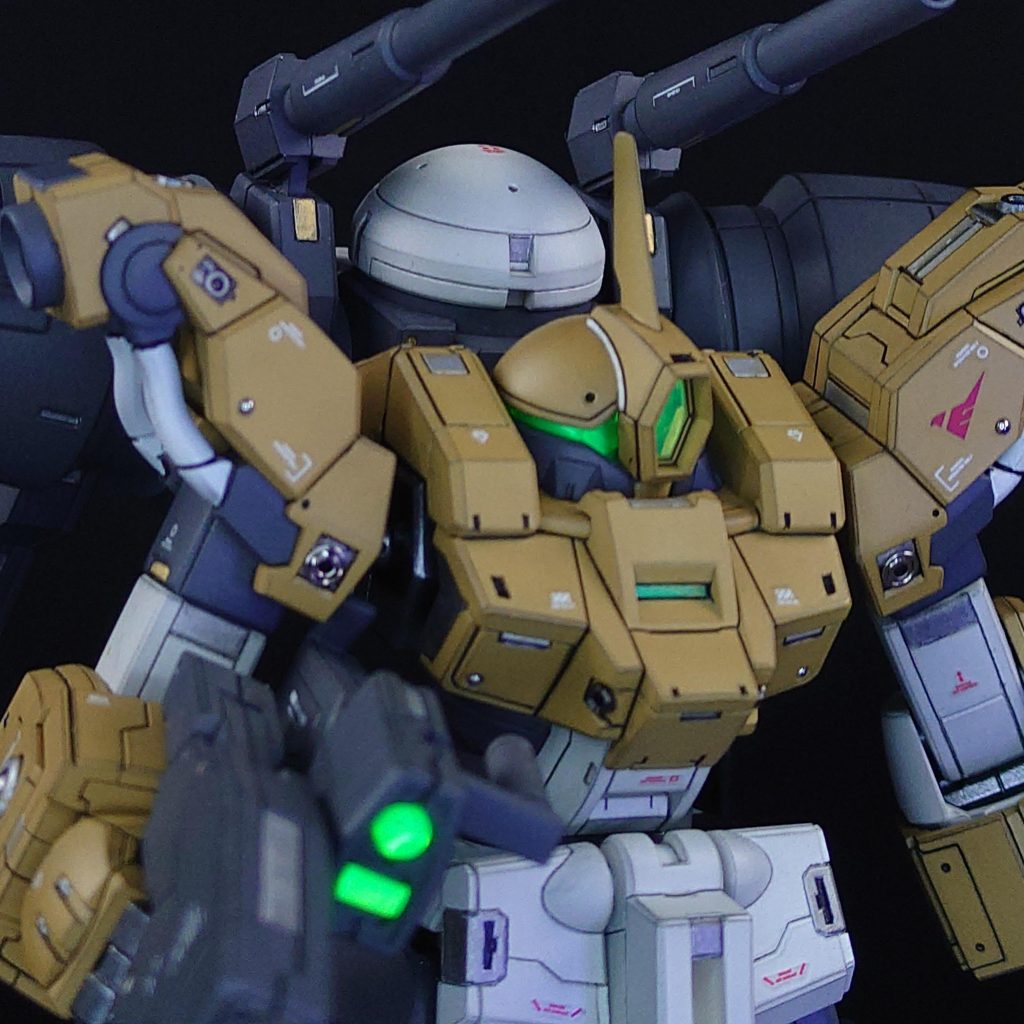 本体のカラーはガイア ダークイエロー1、ガイア ウォームホワイト、Mrカラー ダークシーグレーを使用。関節部はガイア スターブライトアイアン。各部の差し色のメタリックはミスターホビーマーカーをチョイ塗りしています。エッジのシャドウはヌーベルカレーパステル。デカールはRBコーションデカール。トップコートはMrカラー スーパースムースクリアーを使用。塗面の保護にタミヤモデリングワックスで磨いて仕上げました。