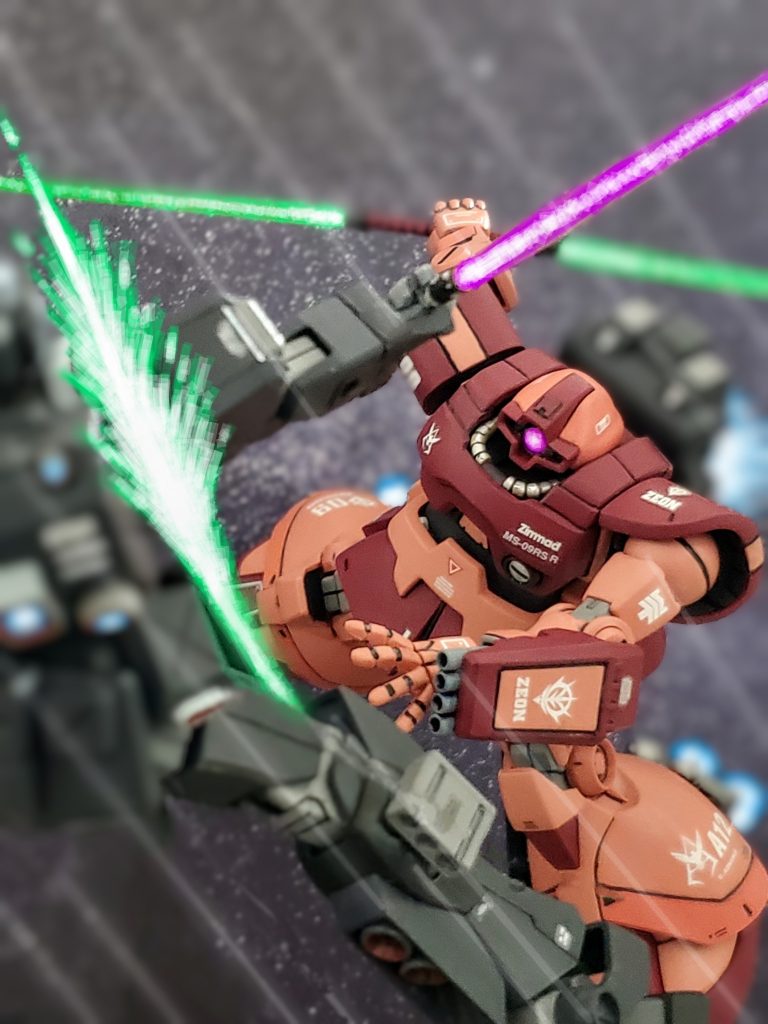 高機動のぶつかり合いから斬撃を繰り出す両者❕紙一重の攻防を展開する中で、ついにリック・ドムのビームナギナタがヒット💥漆黒のジムの右腕を切り落とす🙌✨