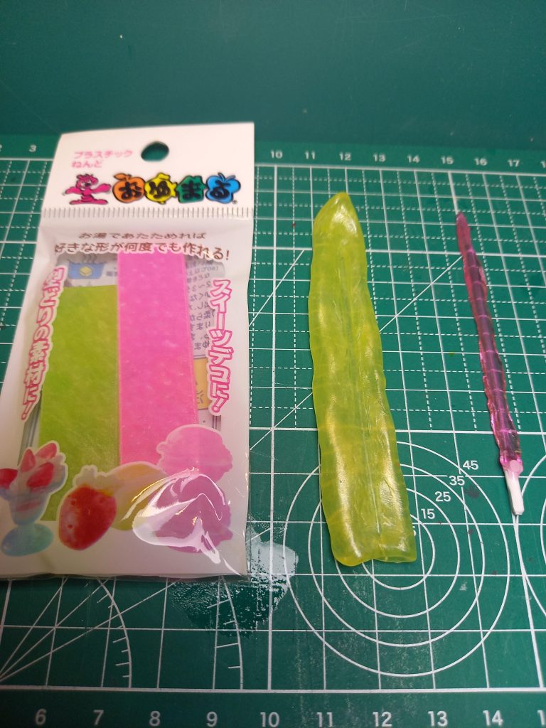 BB戦士は動きがあまりないので、飾るには迫力不足かも、とビームサーベルは自作することにしました。サイトで調べてた、おゆまるとレジンで作成です👊