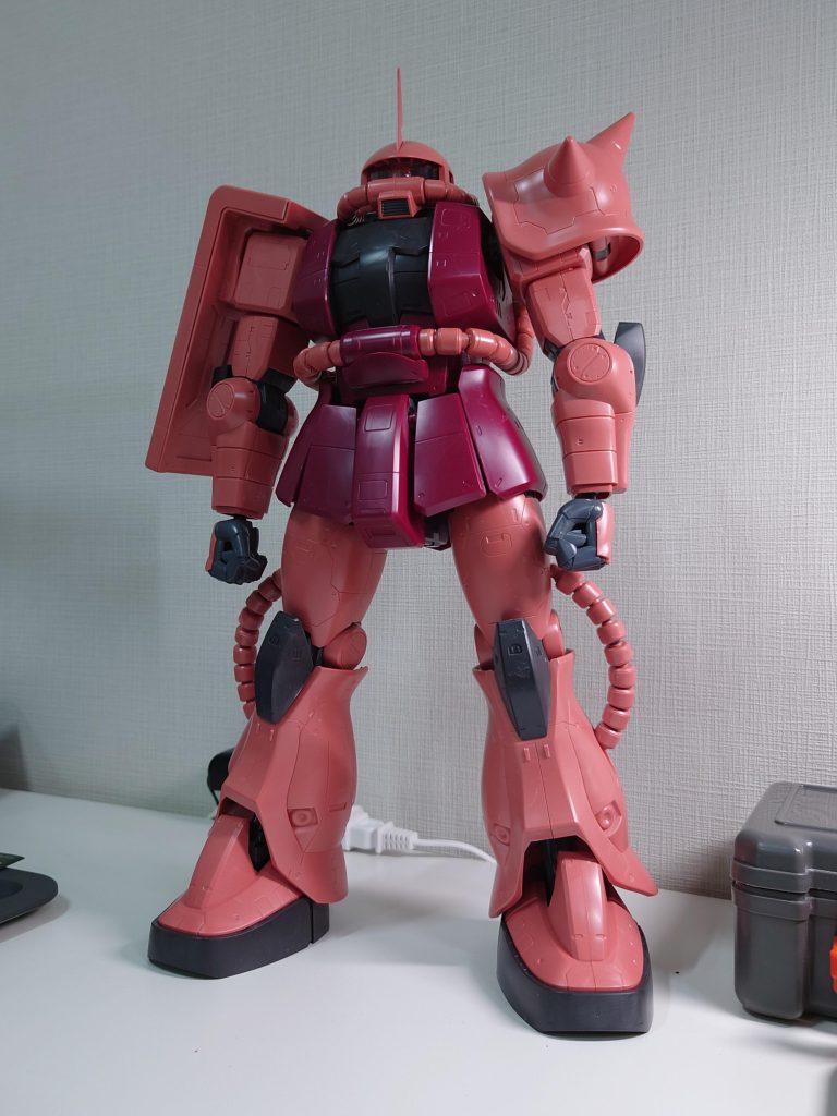 多分、スミ入れ&デカールでお手軽?に仕上げるのが一番だと思うんですが…自宅の作業スペースだとストレス溜まりそうだったので、錦糸町のリトル・グレイ様に持ち込んで組み立てさせていただいたのですが、組み上がり後のこれをカウンターに置いて一杯…良いおっちゃん達が、「06Rが良いよね!」「マインレイヤーならバックパックを何とか」「いやいやこいつをベースにタコザクを…」「偵察型は?」と、今年最後の盛り上がり…きっと来年、何かやるでしょう😉それでは皆様、良いお年を!