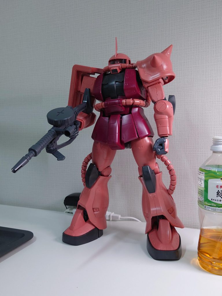 スタイルはRGに準じているのでワタクシの好みからするとちと脚が若干細め……なのですが、そんな事どうでも良くなってくる圧倒的なこのサイズ…ノッチ付きのポリキャップでこのサイズでも自立可能。(まあ、可動範囲は初期HG同等ですが)将来擦り減って来た時が不安ではありますが。