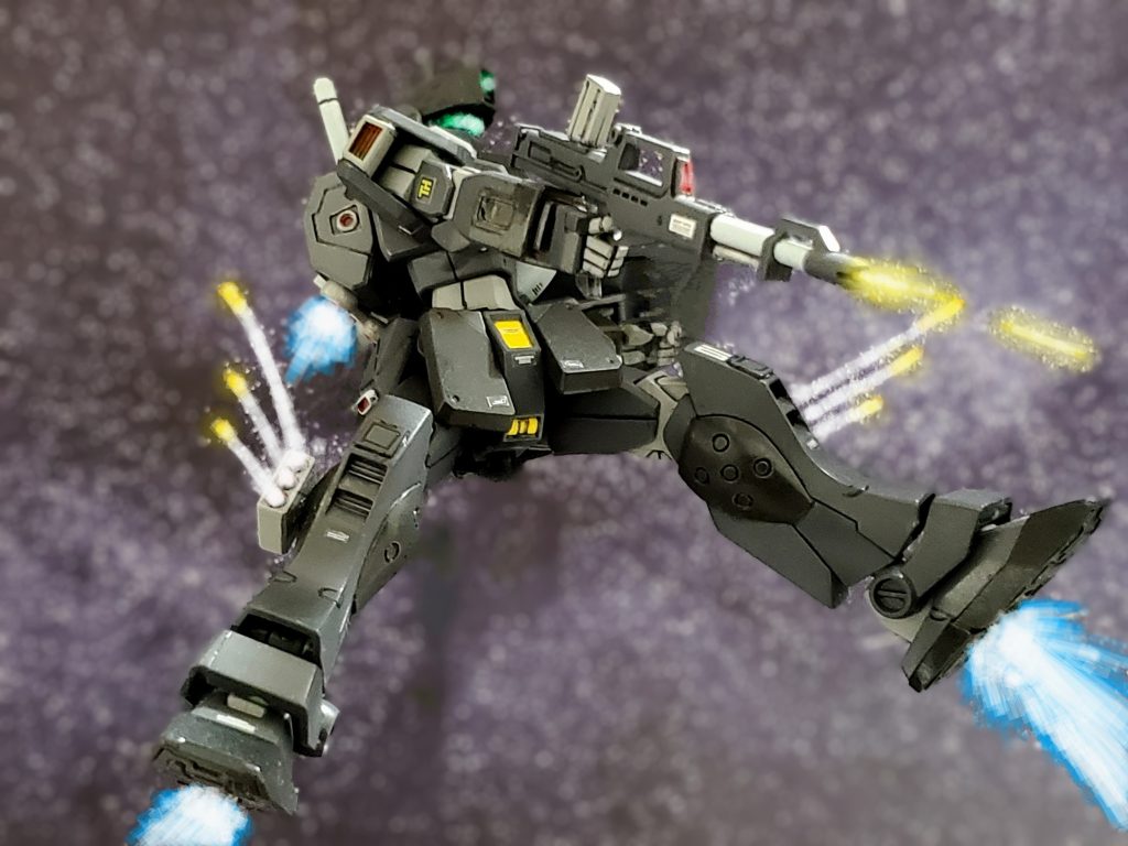 シールドを失っても怯まず果敢に攻める漆黒のジム❕シャア大佐の攻撃を回避しつつライフルとフットミサイルで応戦してくる‼️