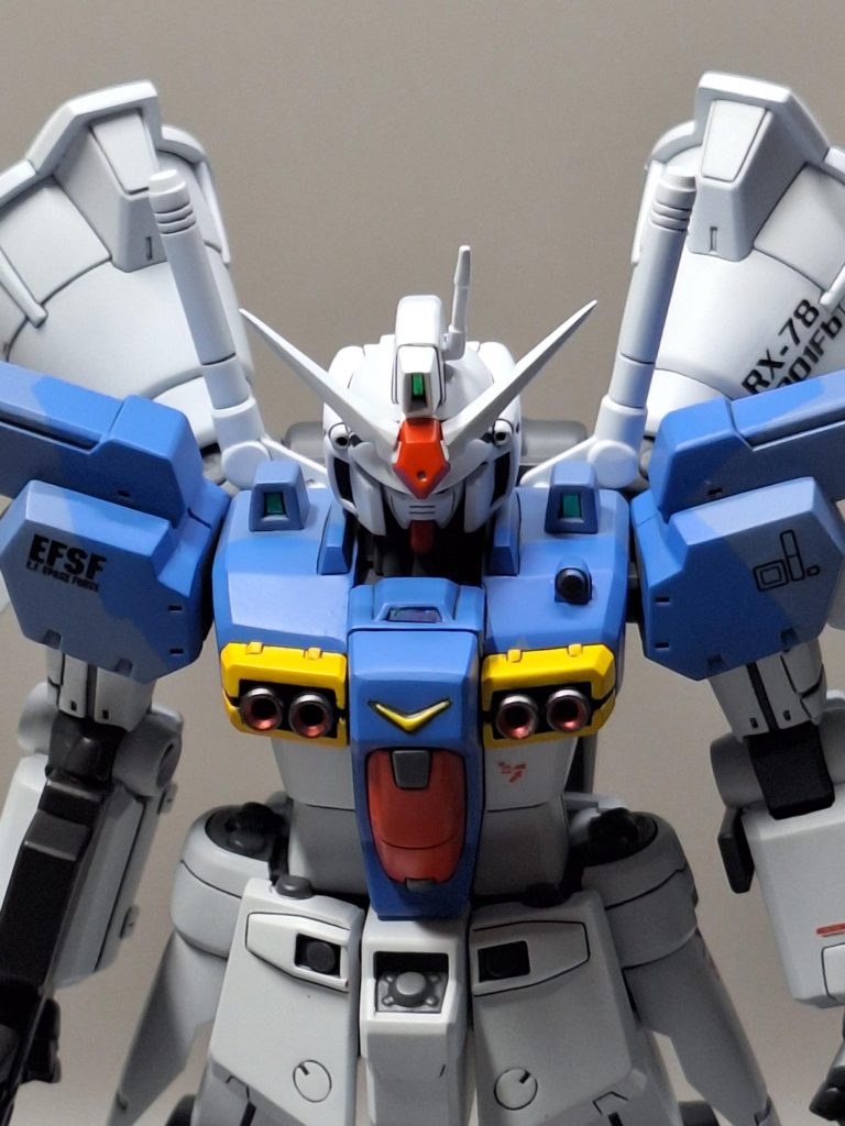 胸部回り。今回のカラーリングは、センチネルを意識して青部分にテイストを加えています。デカールは極力排除し、プレーンな機体として魅せるようにしました。まぁ元からあまりベタベタ張るのは好きじゃないのですけどね。('ω')