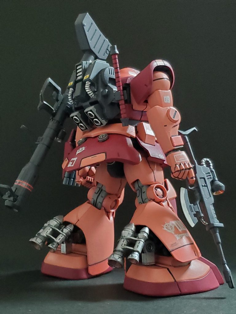 back shot～✨前面からだとあまり変化を感じられませんが、背面はボリューム感🆙していると思います😆🎵ゲルググR型のように足のバーニアを剥き出しにしたいと考え、足スカート裏側を切り取り露出させました🎵お尻スカートは開閉出来るようにとポールジョイントを駆使して可動式にしています👍️✨また腰辺りのバーニアは丸バーニアを付け加えております😔