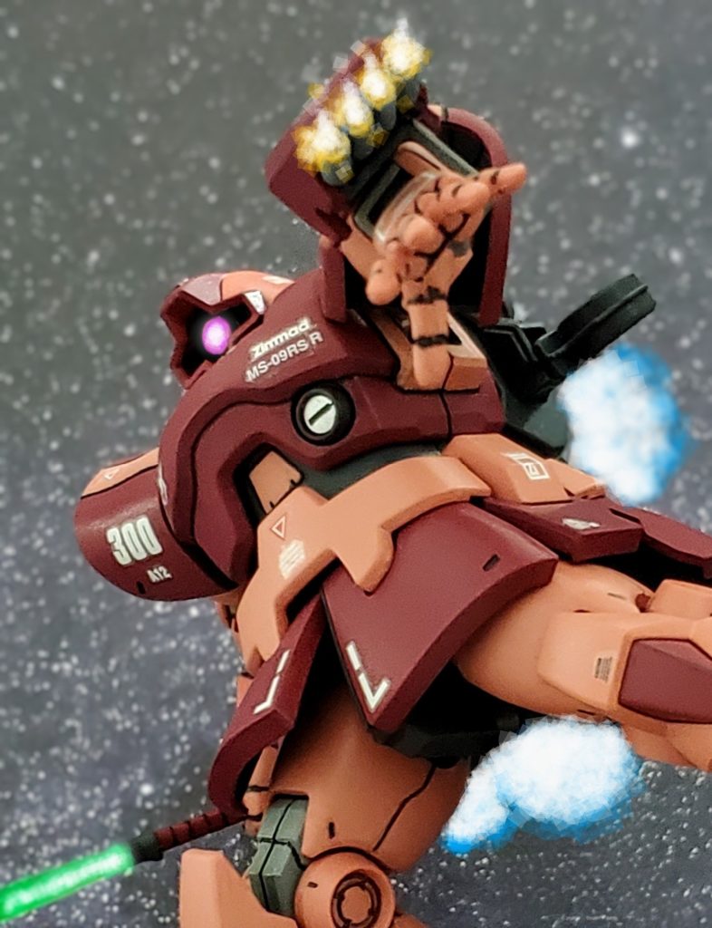 残量の無くなったライフルとジャイアントバズを捨て、４連装バルカンで襲いかかるミサイルを迎撃するリック・ドム😆🎶さらにビームナギナタを抜き接近戦の準備をするシャア大佐😎✨