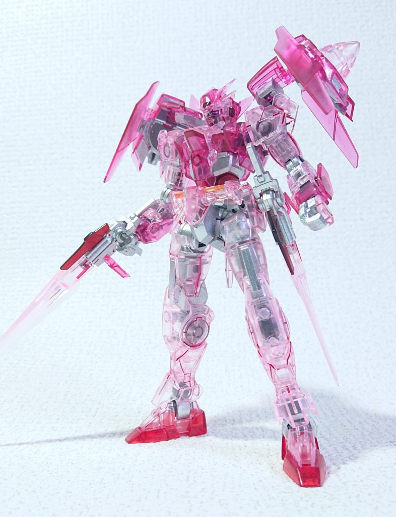 あおりでパシャリ。クリアパーツの墨入れは何色がいいのかしら🤔？コロナ禍前はガンダムベースも選びたい放題。しかも、これが1,430円ですよ😍    紅組ついでに、↓お気に入りの種ですねぇ🤗