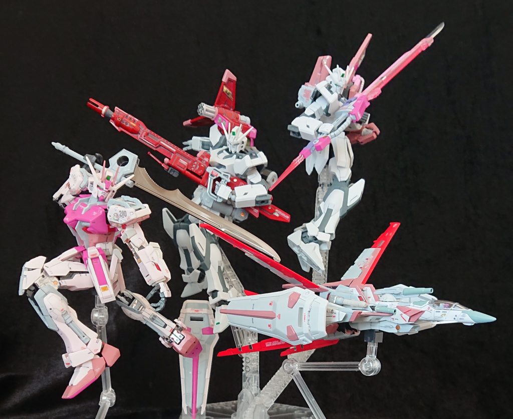↑過去投稿作です😅①グランドスラムが欲しくて買ったRGストライクルージュ②ランチャーソードパックが欲しくて買ったRGスカイグラスパー③ランチャーとソードを別々に拝みたくEGストライク×2この4体を綺麗に美しく並べ飾り、撮る。ってむずかしい😵うちなりに結構、気合いと時間を掛け、楽しく作成しました😤
