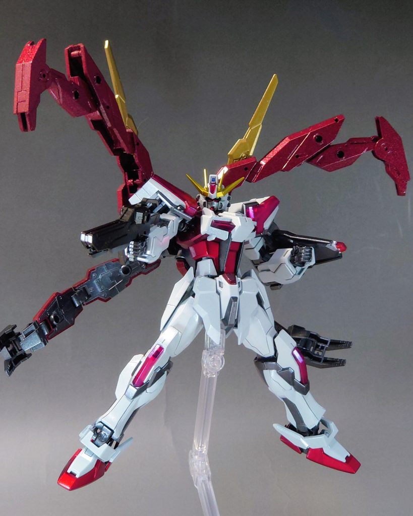 バックパックの展開ギミック。ガンダム本体は赤基調のカラーリングにしました。