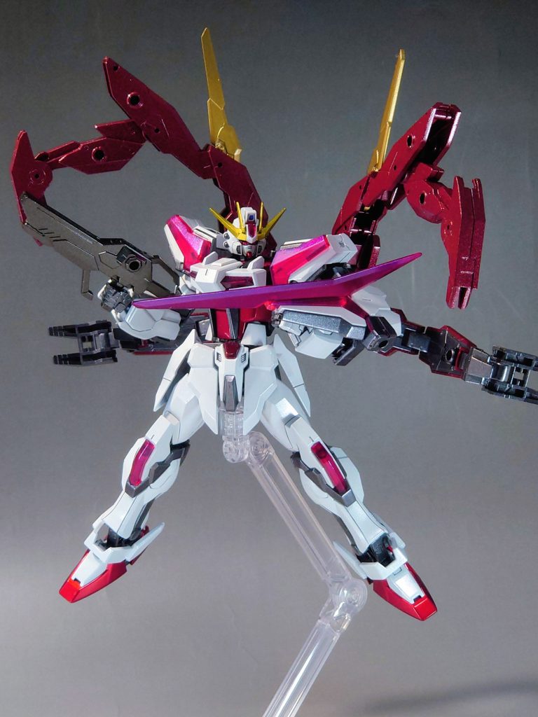 白部はパール塗装、赤部はメタリック&キャンディ塗装。クリアパーツはクリアレッドを吹いた上からパール塗料のサファイアブルーを吹いてます。