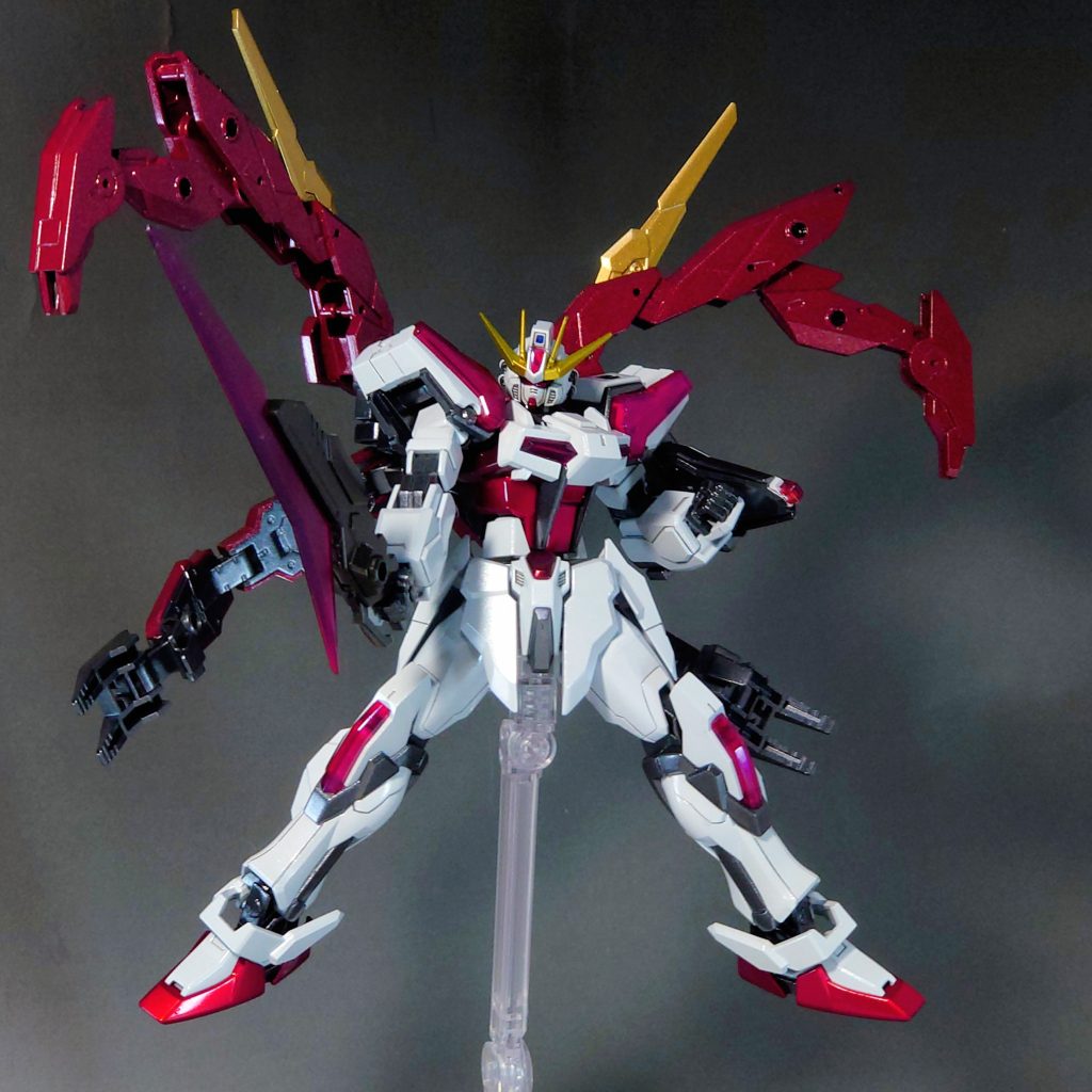 クリアパーツはクリアレッドとブルー系パールの効果で光の当たり加減で紫っぽく見えます。