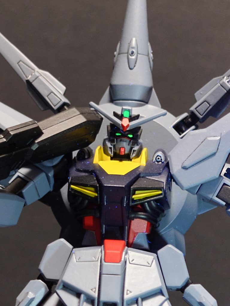 カメラアイ等は蛍光塗料で塗装していますのでブラックライトで発光します。