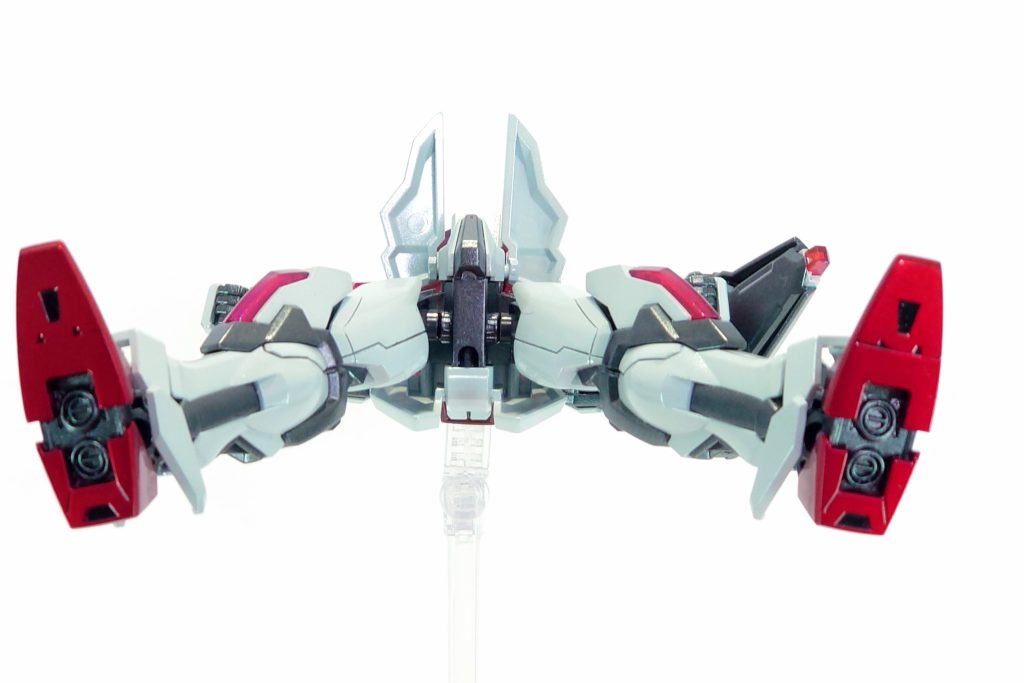 肉抜きを埋めた足裏。またこのキット、股関節が素材と構造の関係で抜けやすいのでポリボールでの接続に変更してます。