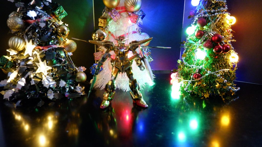 クリスマスツリーの前に立つアカツキガンダム！
