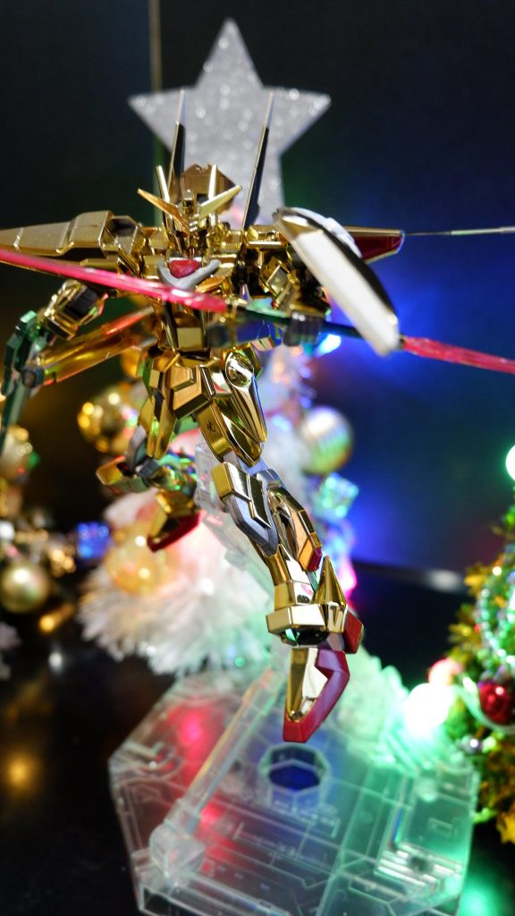 去年までは金メッキの上からどうすればよいか迷子で、とりあえず作るだけでしたが。今回は金メッキ部分も一部塗装したり。光沢吹いてみたり。武器類をキャンディ塗装したりしております。（成長したのか？？）