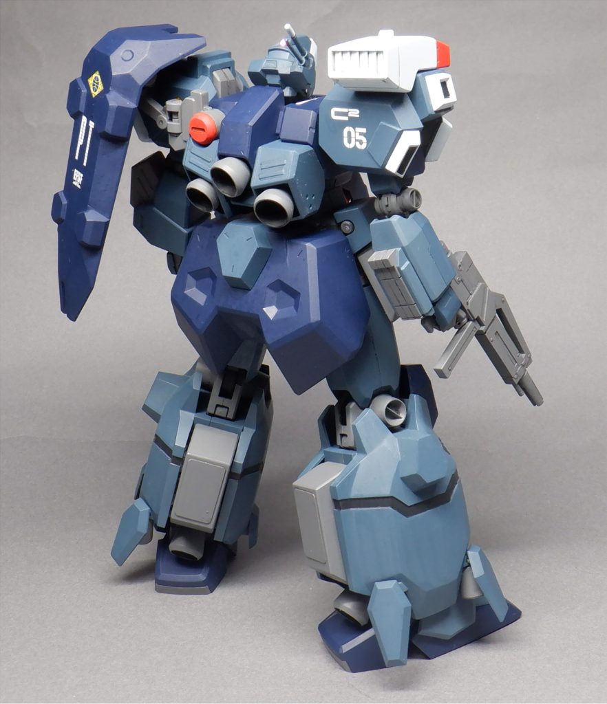 背面も同じく目立つ変更は少ないです。右腕に予備Eパックが装備され、脹脛の燃料槽の形状が違う位です。