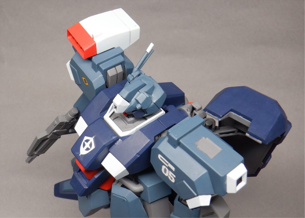 肩部アーマー上面には多目的ラッチが設けられ、ミサイルポッド等の装備が可能になりました。