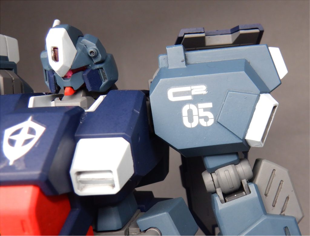 肩部は特徴的な多角形装甲が廃され、スラスタが組み込まれました。