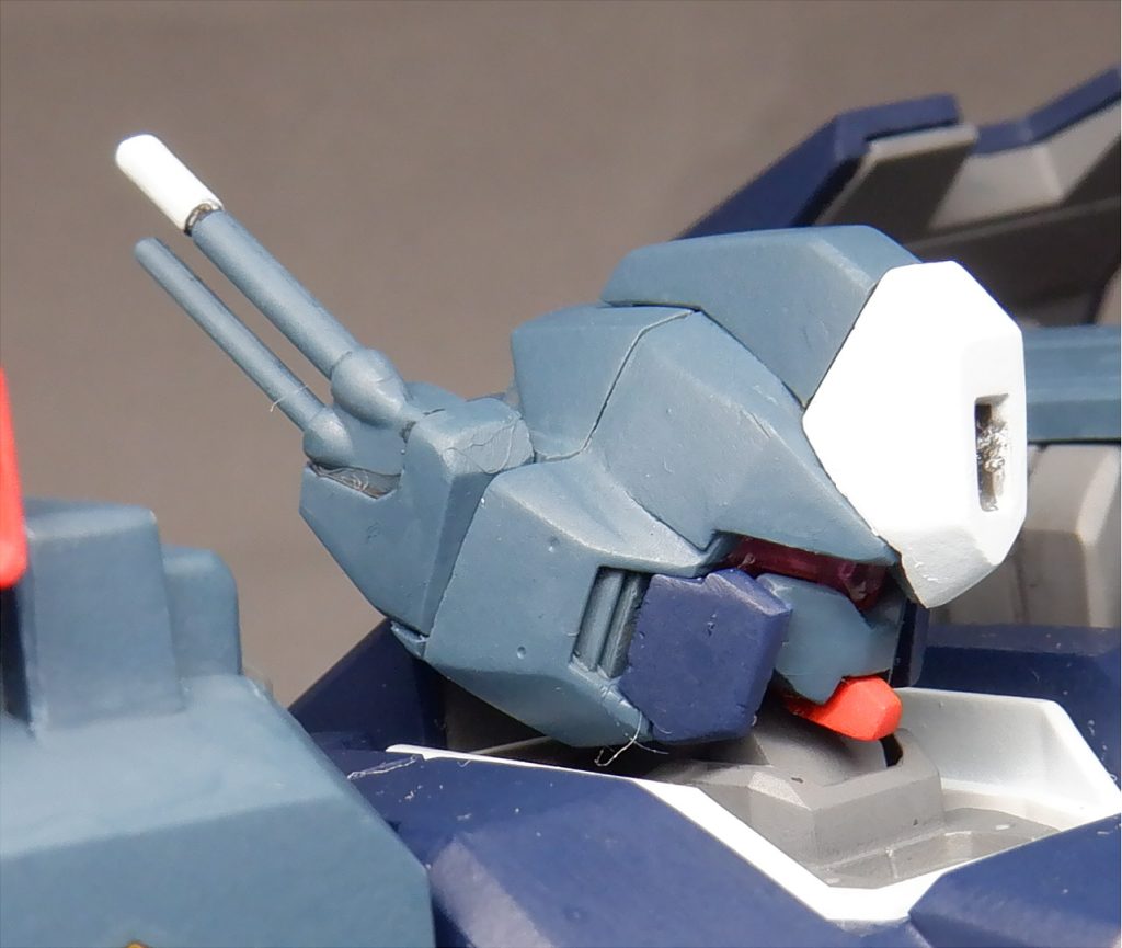 一番目立つマスク部の装甲が廃され、いたって普通の何時ものジェガン顔になりました。ロッドアンテナは左側から右側2本へ。額周りの形状は00型に近いですが、メインカメラ部は大きくなっています。