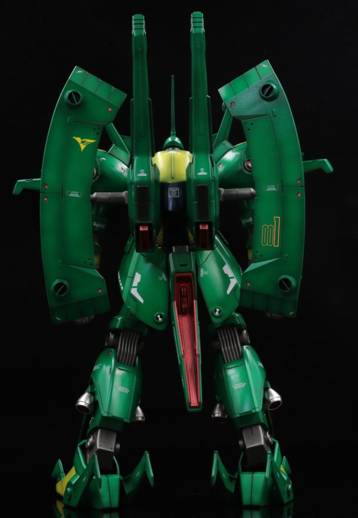 ミサイルラックの追加やスラスターの形状変更や細かいところも色々追加、変更してます。各所の赤モールドはAOZのヘイズルなどを参考にして追加してみました。