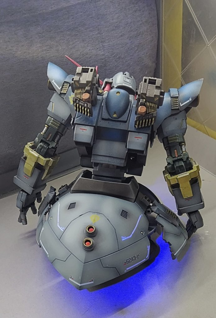 背面にはガチャポンの余り部品を付けてみました。