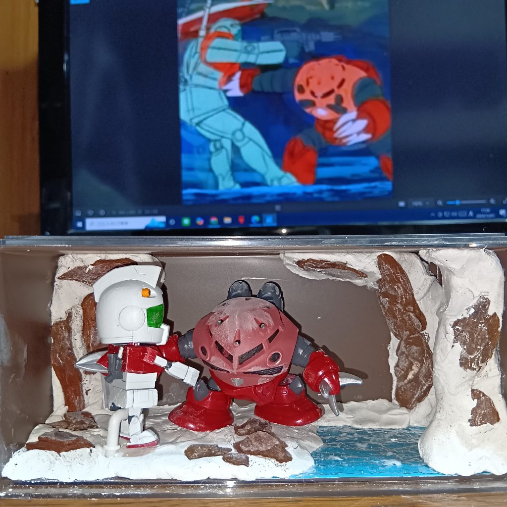 紙粘土が乾ききる前に位置取りしてたら、ジムもズゴックも白くなってしまいました💦ウェザリングではありません💦この後、水拭きで落としました。