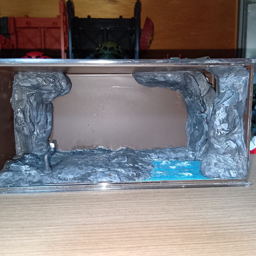 ジムプラくんは自立できないんで、スタンドを埋め込んでます。水面も100均ジオラマ素材『水面』を使い、表面の白波風は木工用ボンドを使いました。