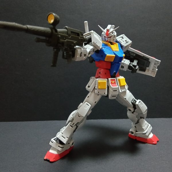 RGガンダムVer2.0、素組み完成しました。皆さん既に言っていますが、めっちゃ良いです、このキット。造形、可動、プロポーション、全てが凄くて凄い。(語彙力喪失)そしてイケメン。※話題になっていた側頭部のパーツ大きいんじゃないか問題。バルカン砲が埋まっていたり段差があったのですが、段差だけ改修しました。（2枚目）