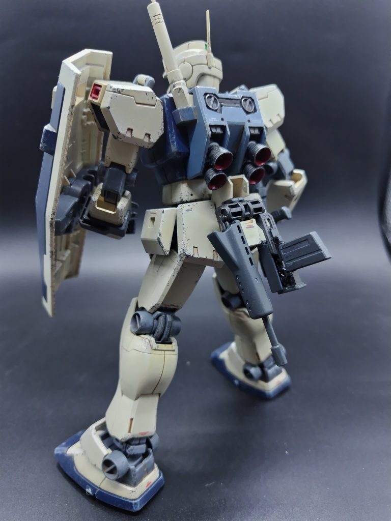 腰にライフルをぶら下げるギミックがありますが一部パーツが足りないような？