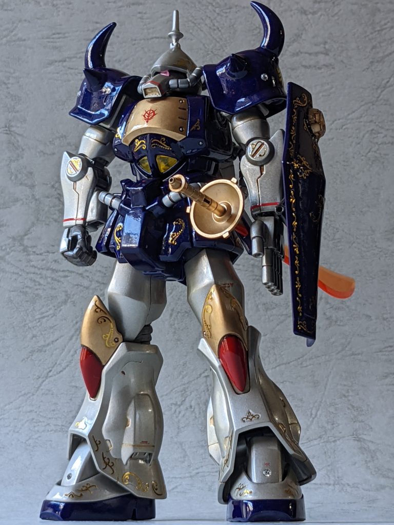 自然光を入れた部屋で撮ってみた1枚。空の青が反射して写ってますね。