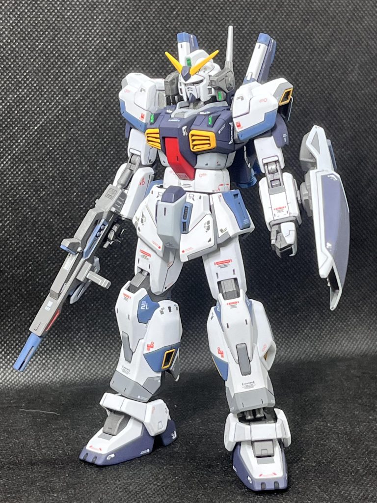 MG2.0参考にHGののっぺり感を極力改善してみました。ヘルメット下側延長と胴の延長、肩ボリュームアップでがっちりした感じがお気に入りです