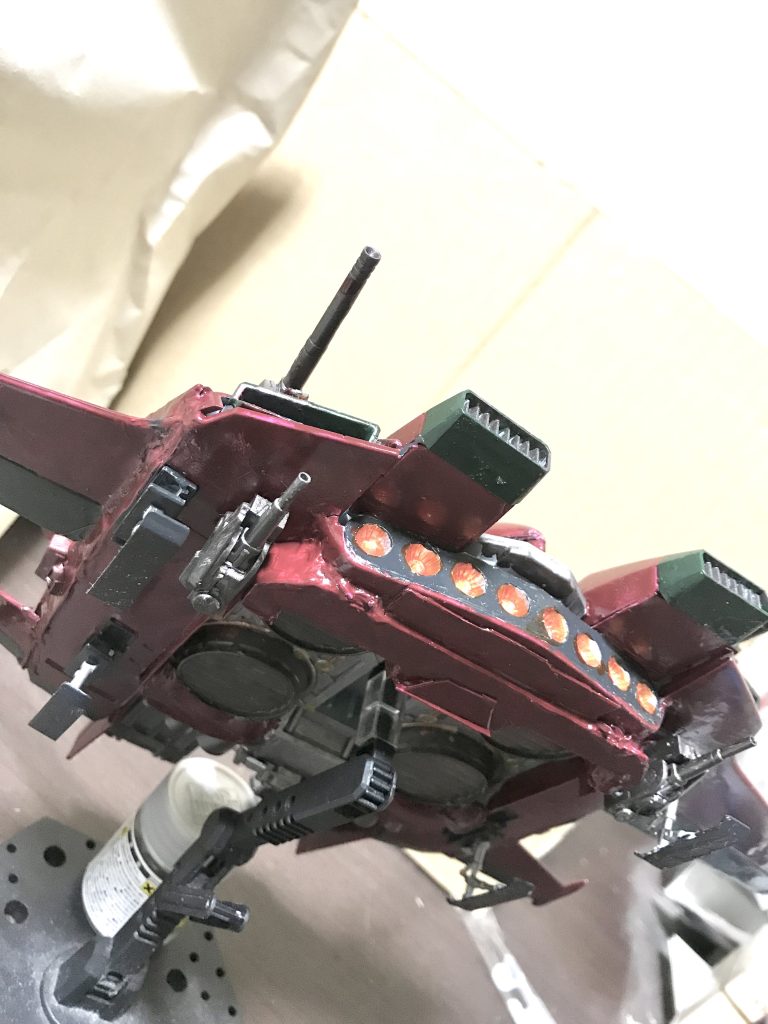 やや煽り気味で