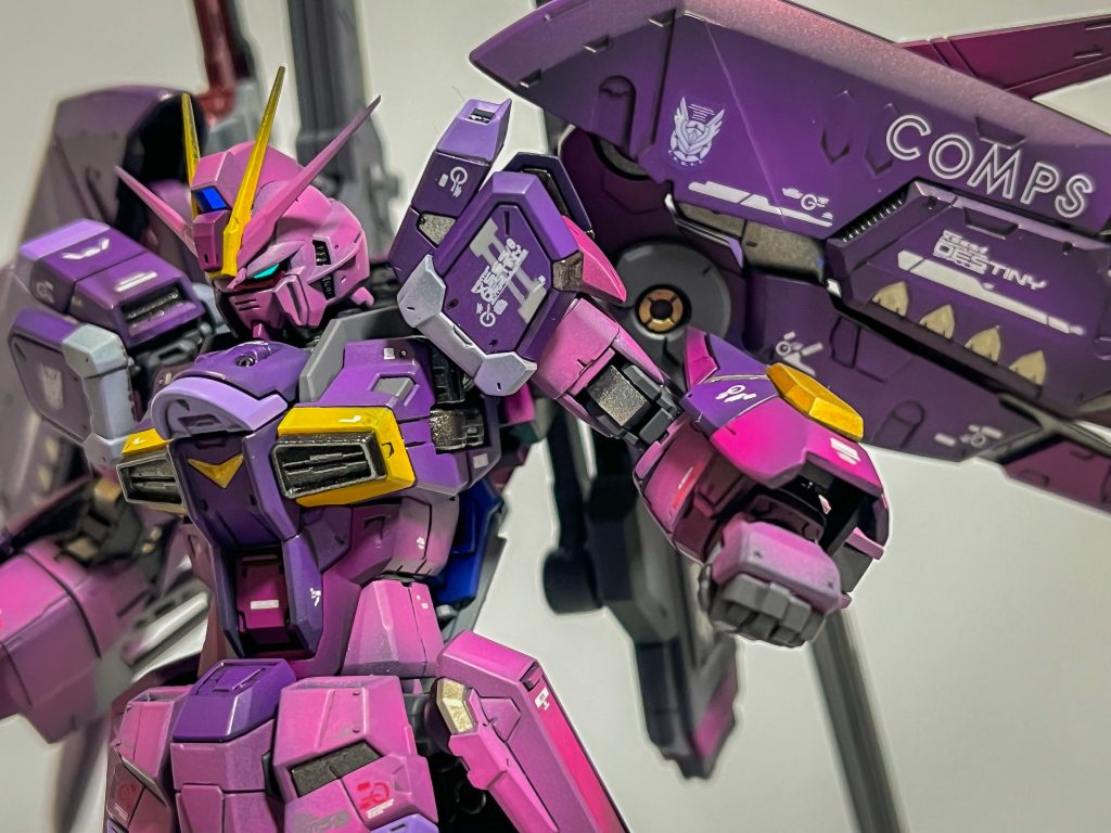 エッジを多く残し、グラデーション塗装をしてそのエッジを目掛けてほのかに赤パールを吹いています。