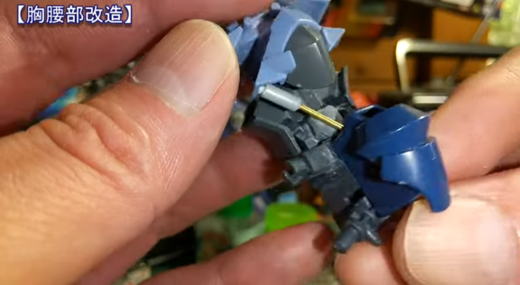 プラパイプと真鍮パイプ、自作ボールジョイントで腹部のシリンダーを可動化しました