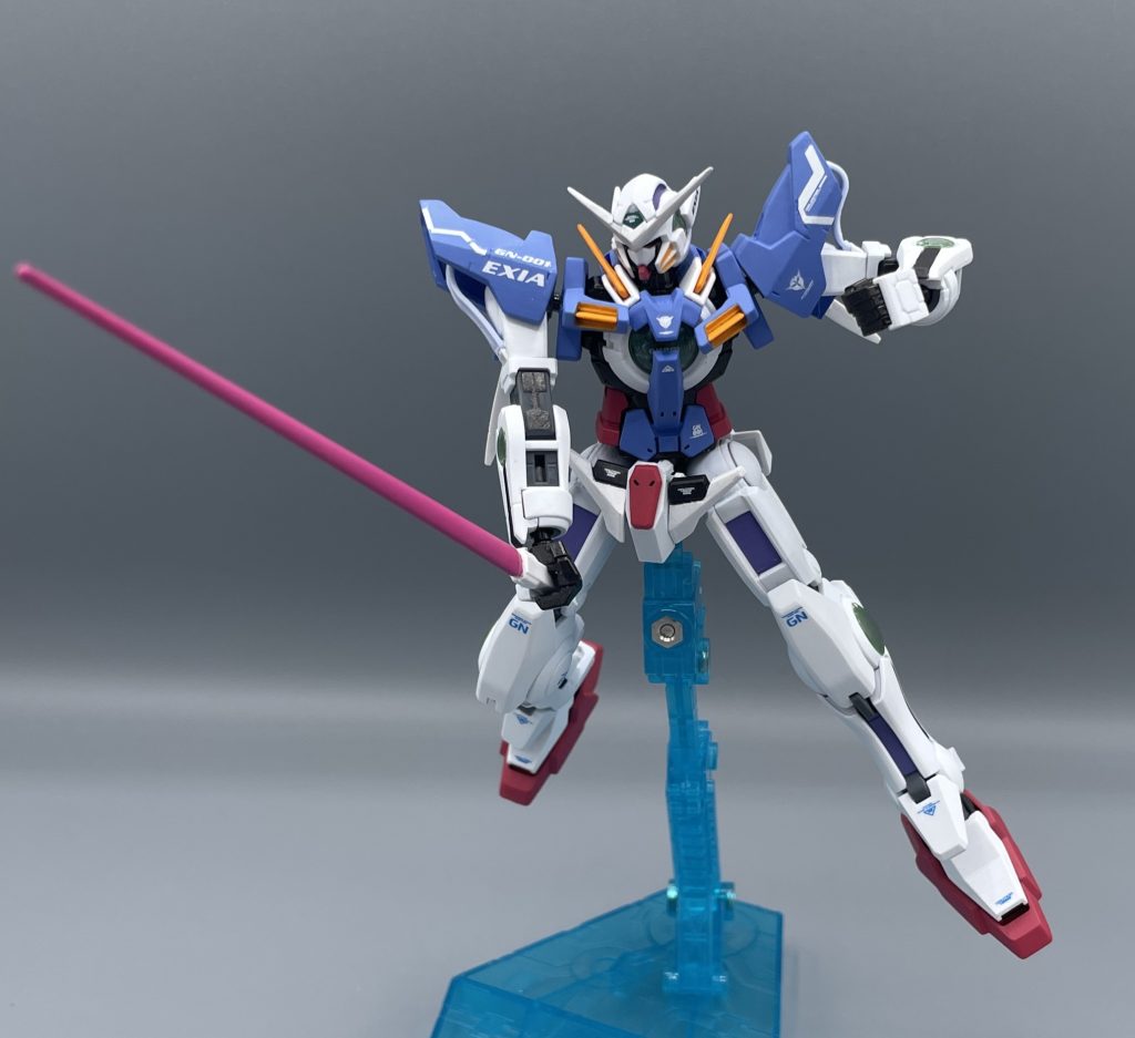 GNビームサーベル エクシアの肩部と腰部に計4本装備されたビームサーベル。ビームの出力調整が可能で、サーベル刃もダガー刃も出力できます。主に肩部のものをサーベル、腰部のものをダガーとして使用していました。 HGエクシアは、放送当時に発売されたものであり、クリア成形のビーム刃が付属しません。クリア刃が欲しいなら、ガンダム・ヴァーチェを購入する必要がありました。こういうところに、バンダイの商魂の逞しさを感じます(笑)  企業って、そういうものだものな(アムロ)