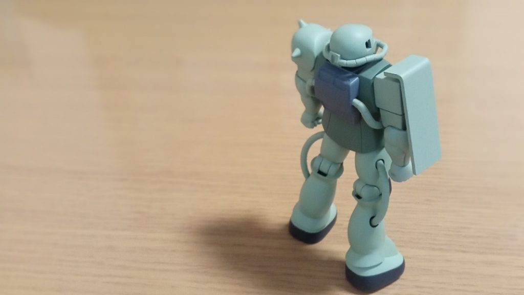 ガンダムカラーの缶スプレーで塗装しています。お手軽と思いましたがコスパが悪いので次はエアブラシで塗装したいと思います。正面より背中のショットが個人的に好みです。