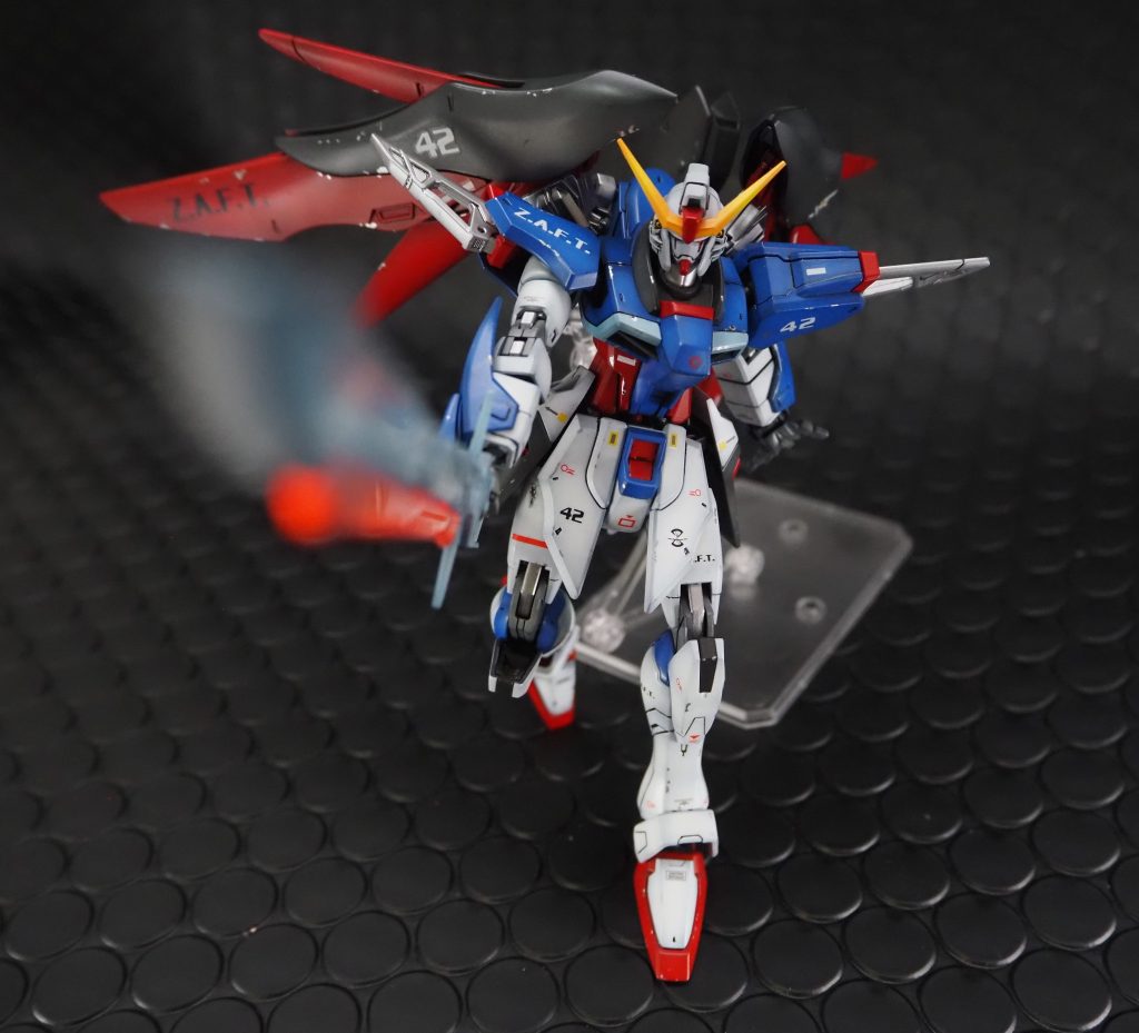 アロンダイトを突き付けるデスティニー、お前ネットで俺の悪口言ってたろ、とでも言いそう