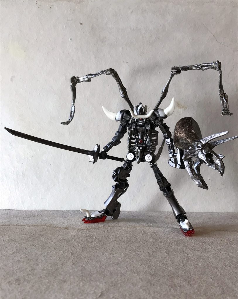 全体像です、斜に構えていますが、前方はやはり見えていないようですね、だがしかし、座頭市のように見えなくても、切れます、やれちゃいます、強そうですね。