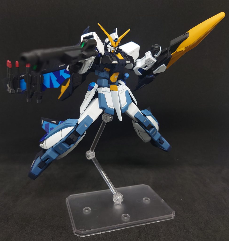 ビームライフルを構えた姿。シールドがもうゼータと同じ…。。。