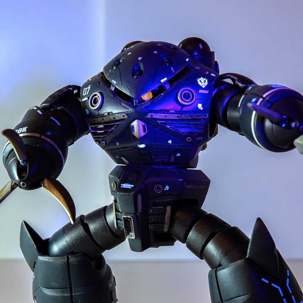 一部、蛍光デカールを使っているためブラックライトで光ます。